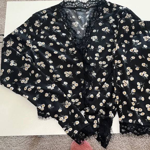 Two piece shein skirt and button up long sleeve floral and lace 💐🖤never worn - Picture 3 of 6